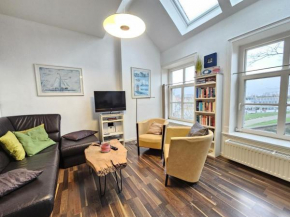 Ferienwohnung Pewsum in Greetsiel - gemütliche Ferienwohnung für bis zu 2 Personen direkt am Hafen mit Blick auf den Hafen - Haustiere herzlich willkommen